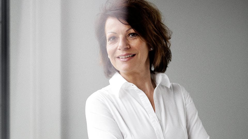 Portrait Bild von Ute Scharnagel mit dunklen Haaren, weißer Bluse